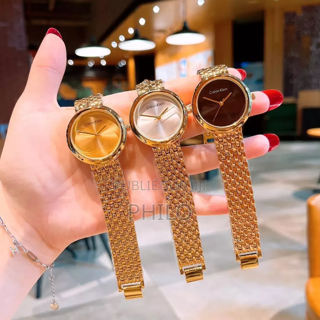 Montre Femme Trés Classe Et Élégante