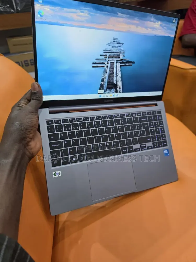 Nouveau Samsung NP300E5V 16GB Intel Core Ultra 5 SSD 512GB