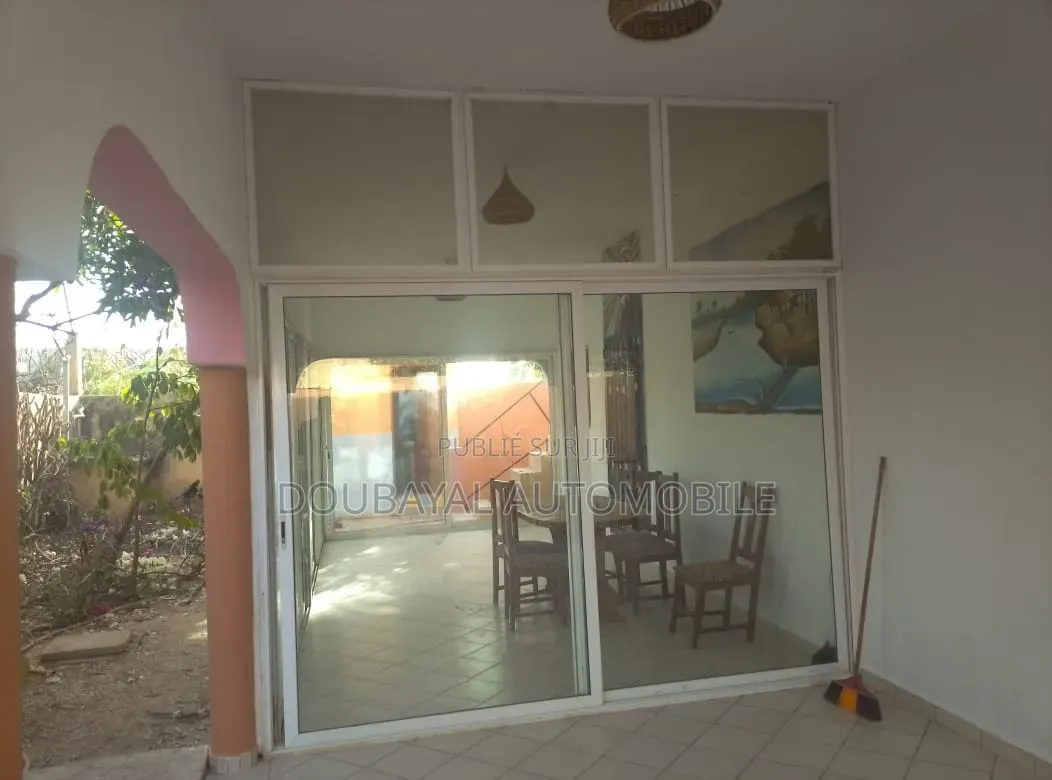 Meublé 3chbre Villa dans Warang, Thiès Sud à Vendre