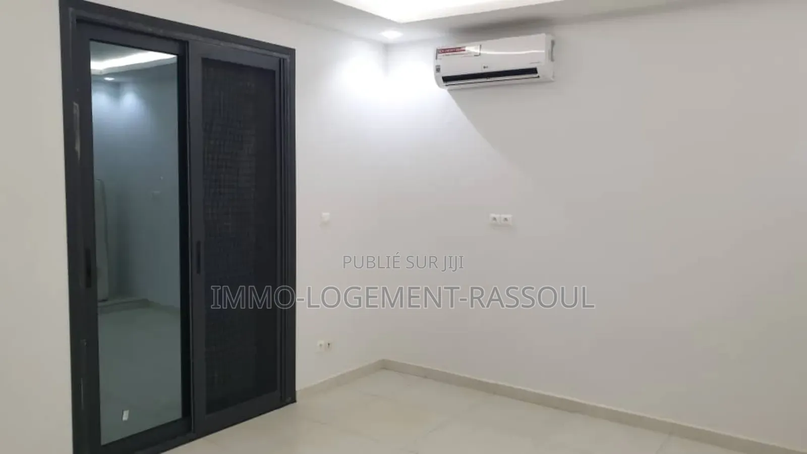 5chbre Villa dans , Almadies à Louer