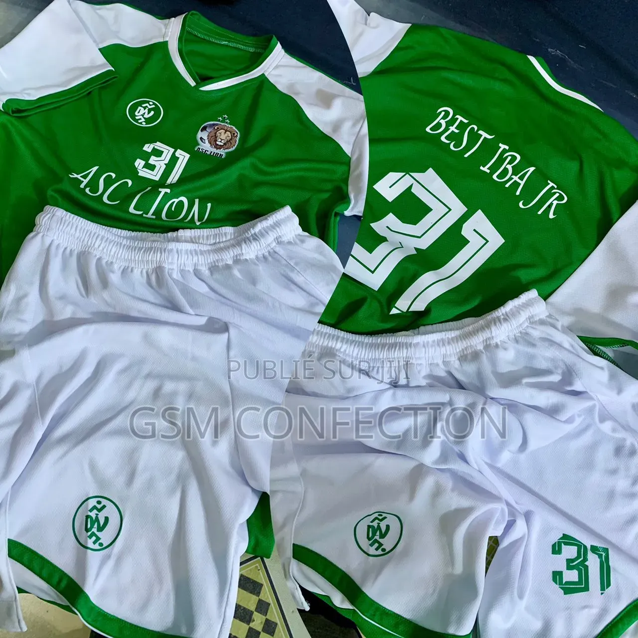 Des Maillots Et Blousons
