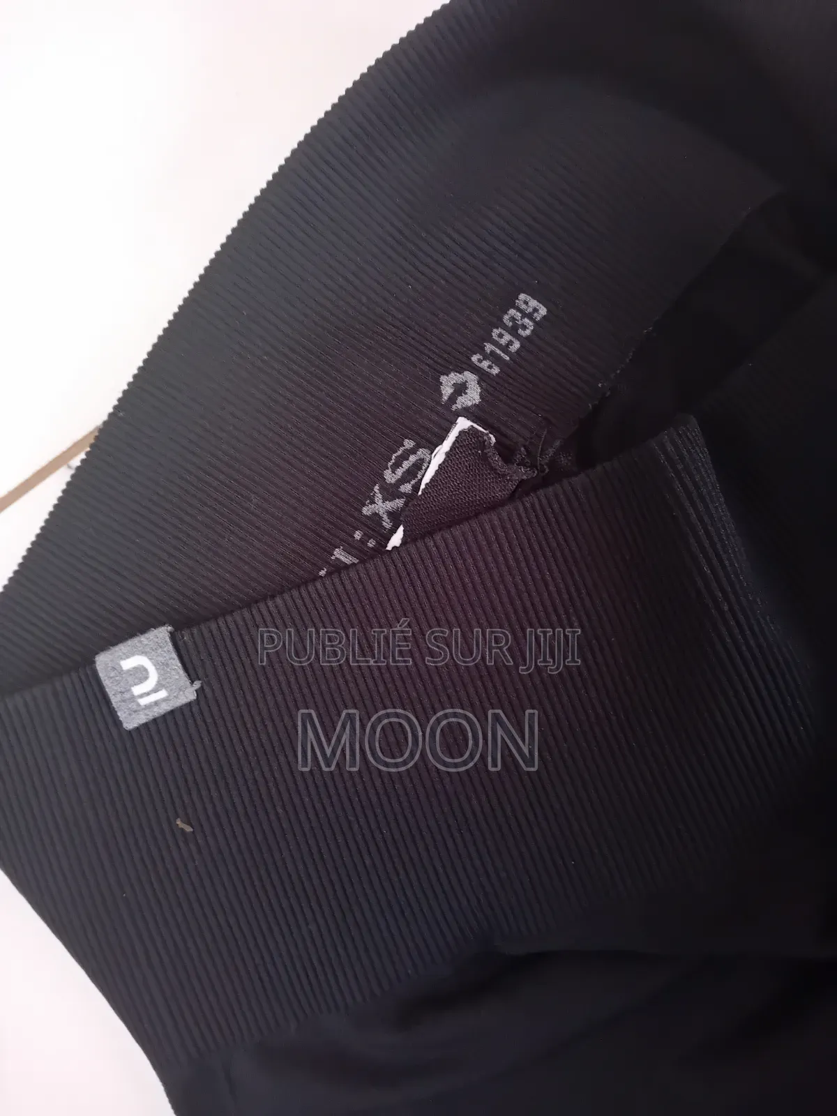 Lot De Plusieurs Vetement De Marque Usages Avec Des Défauts