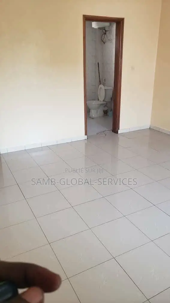 2chbre Appartement dans Bel Appartement F3, Yoff à Louer