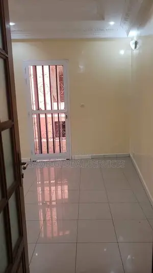 2chbre Appartement dans Bel Appartement F3, Yoff à Louer