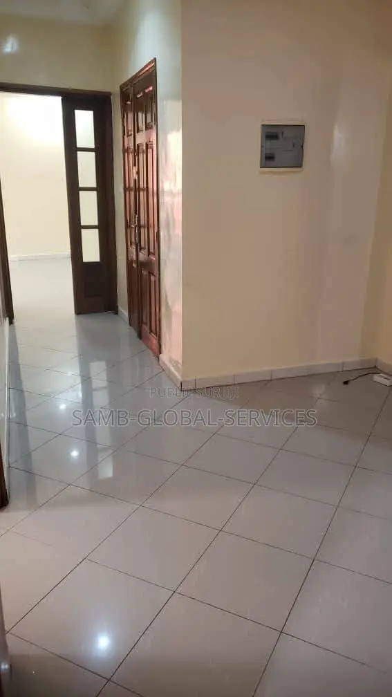 2chbre Appartement dans Bel Appartement F3, Yoff à Louer
