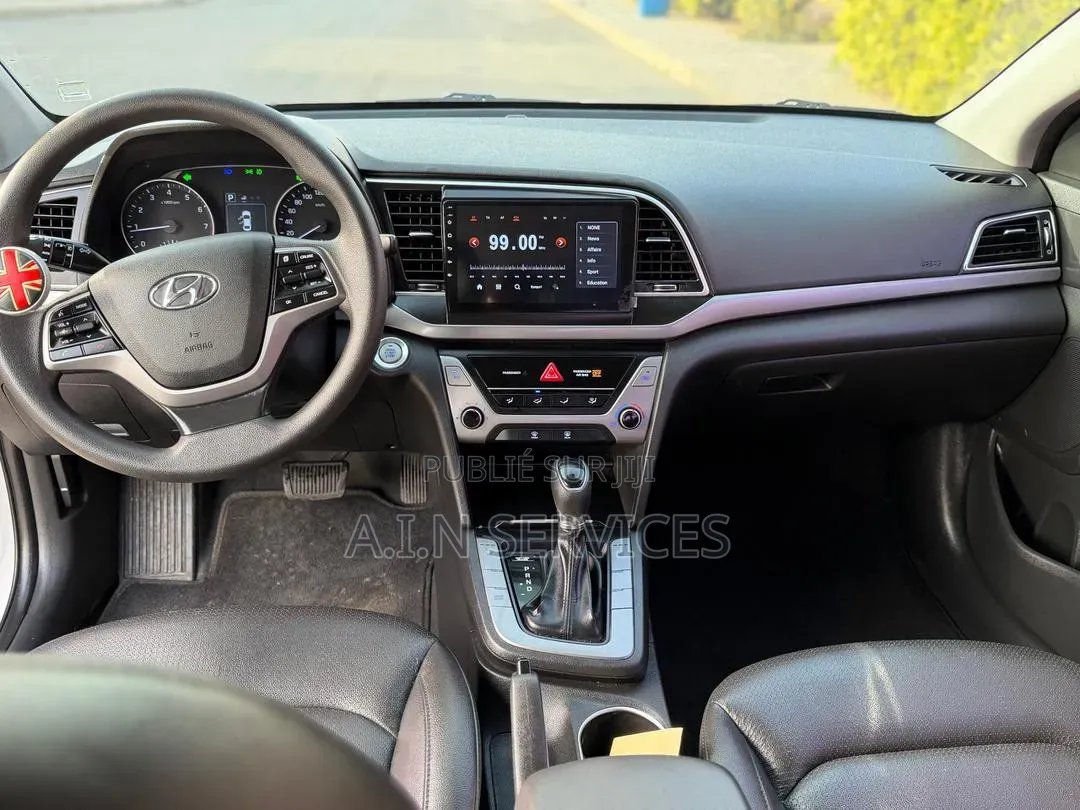 Hyundai Avante 2018 Blanc