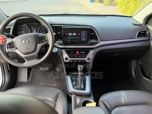 Hyundai Avante 2018 Blanc