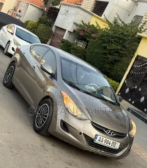 Hyundai Elantra GLS Sedan FWD (1.8L 4cyl 6A) 2013 Gris