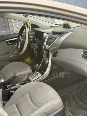 Hyundai Elantra GLS Sedan FWD (1.8L 4cyl 6A) 2013 Gris