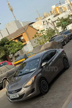 Hyundai Elantra GLS Sedan FWD (1.8L 4cyl 6A) 2013 Gris