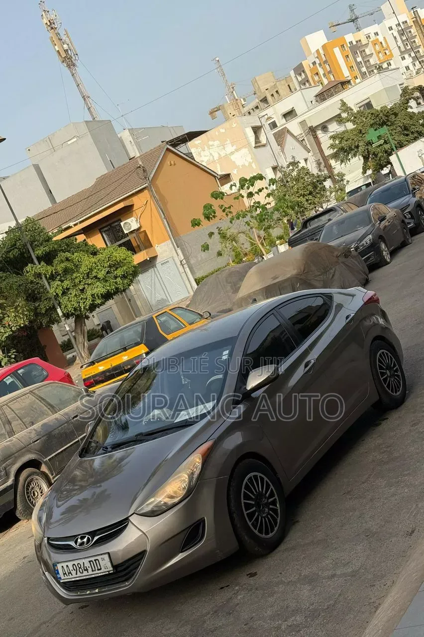 Hyundai Elantra GLS Sedan FWD (1.8L 4cyl 6A) 2013 Gris