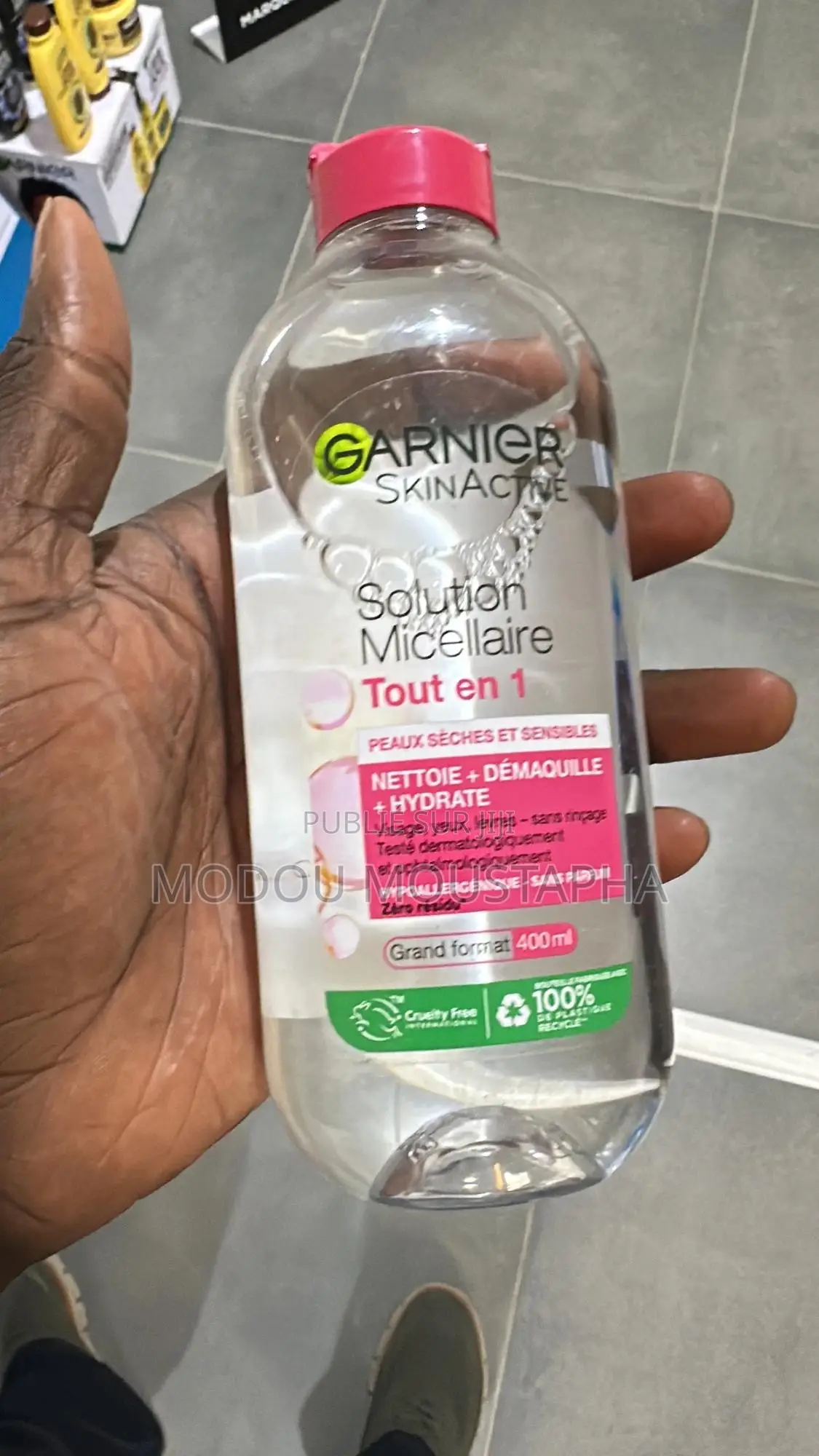 Produits Cosmétiques Et D’Entretien Disponibles