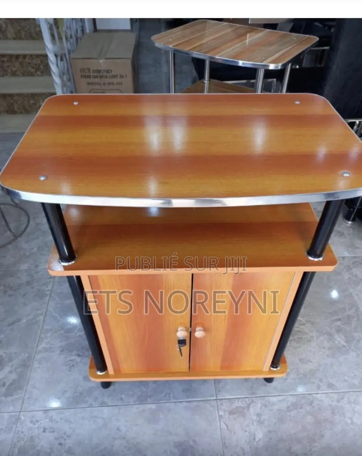 Table Avec Armoir, Deux Portes