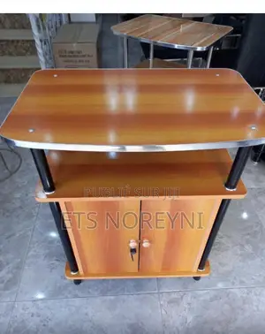 Table Avec Armoir, Deux Portes