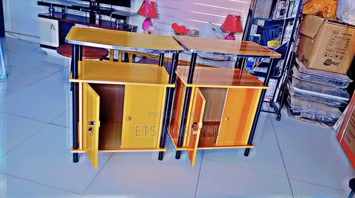 Table Avec Armoir, Deux Portes