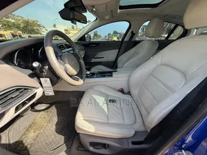 Jaguar XE 2017 Bleu
