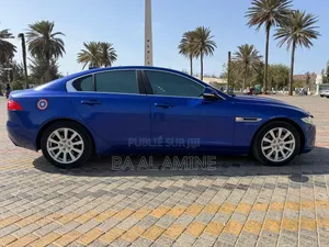 Jaguar XE 2017 Bleu