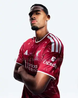 New Maillots Liverpool 26-27 Disponible