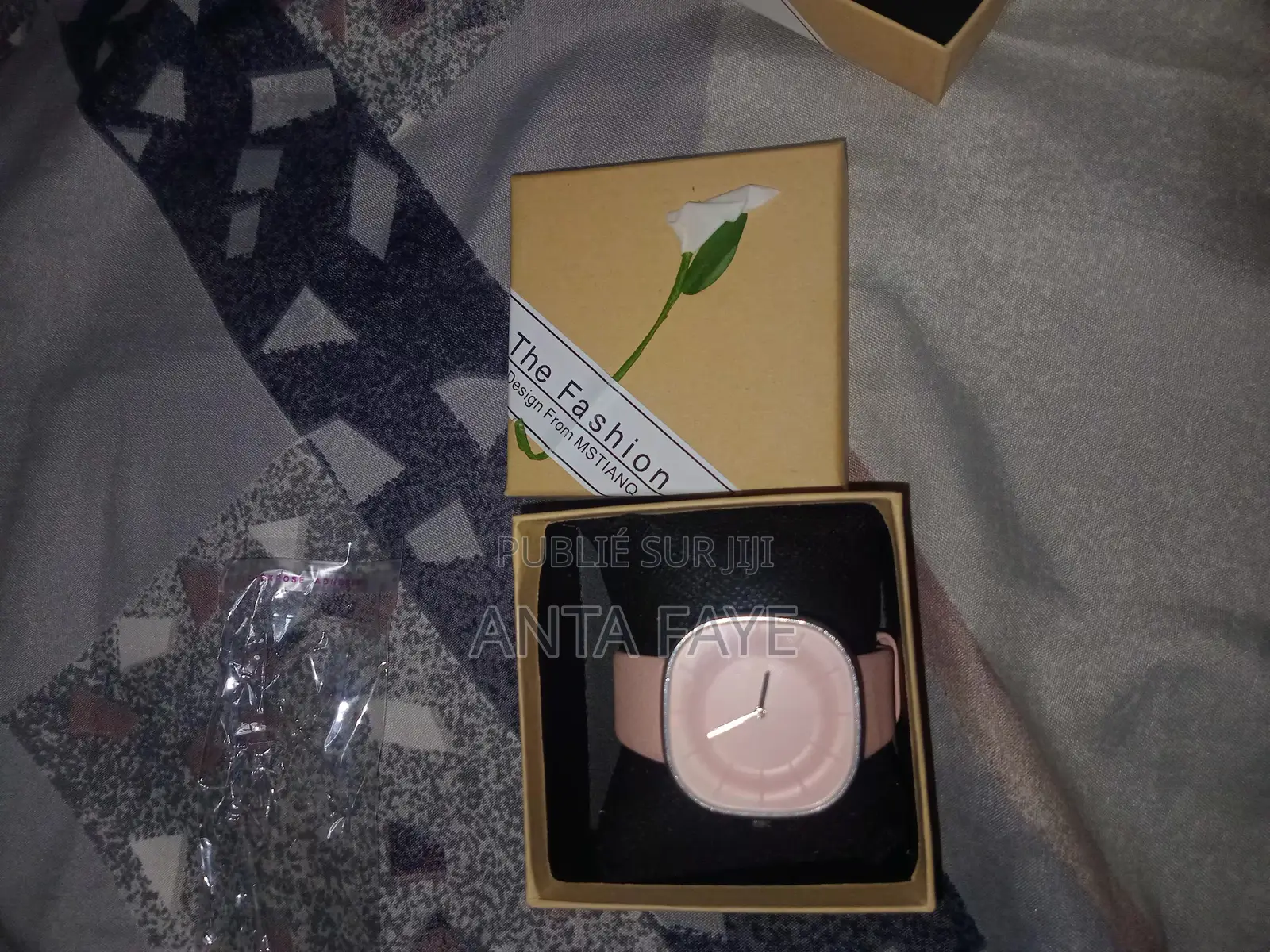 Montre Unisexe Très Classe Couleur : Beige; Gris;Rose;Vert