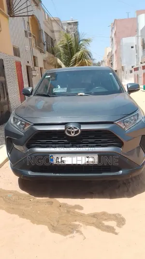 Toyota RAV4 LE 2021 Noir