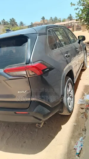 Toyota RAV4 LE 2021 Noir