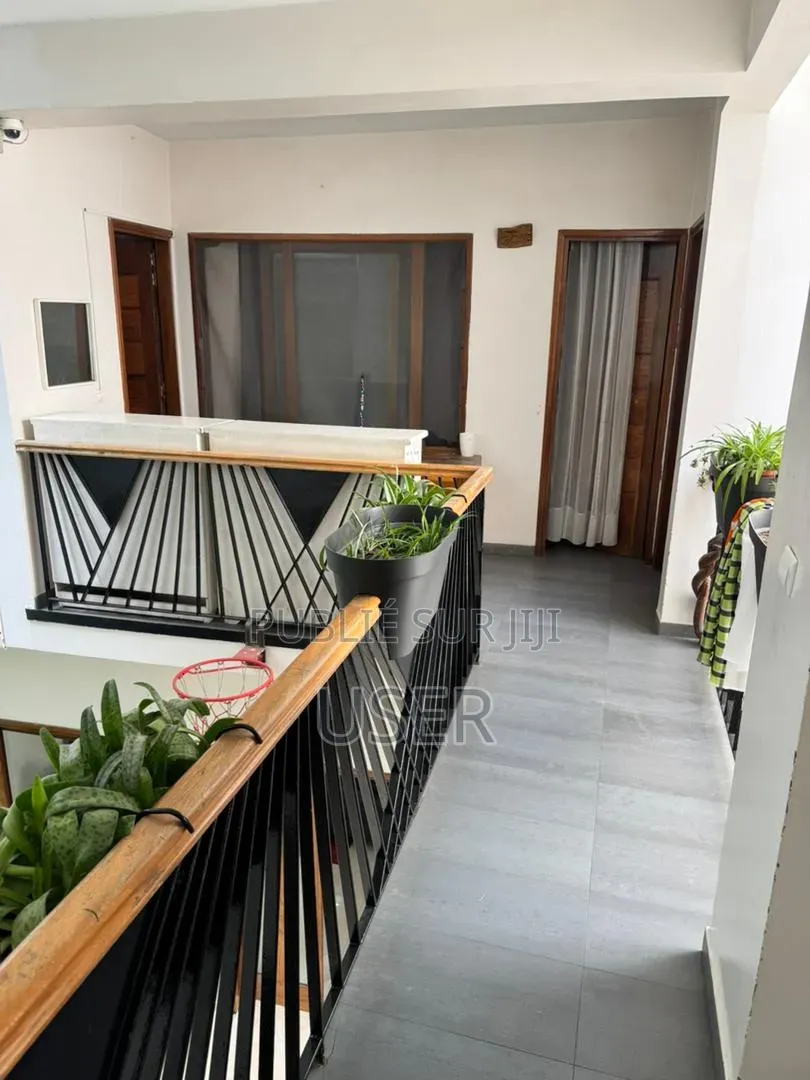 5chbre Villa dans Villa R+2, Mermoz Sacré-Cœur à Vendre