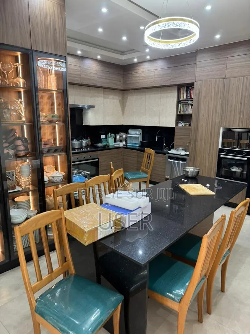 5chbre Villa dans Villa R+2, Mermoz Sacré-Cœur à Vendre