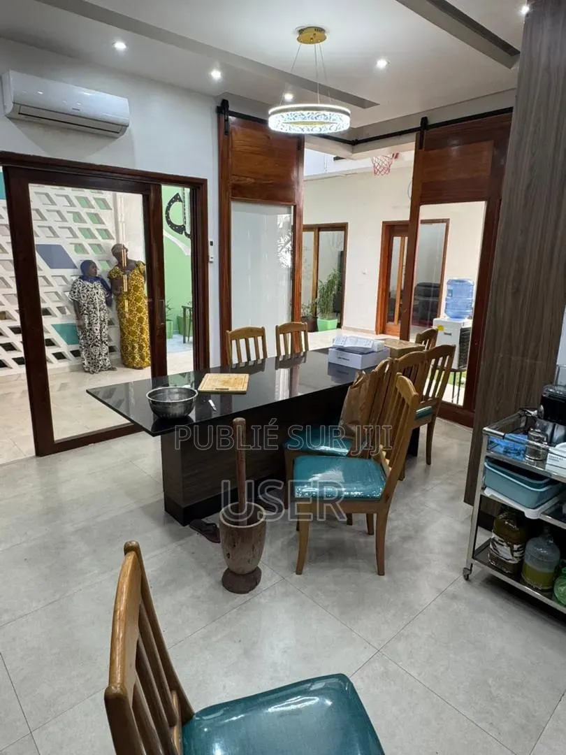 5chbre Villa dans Villa R+2, Mermoz Sacré-Cœur à Vendre