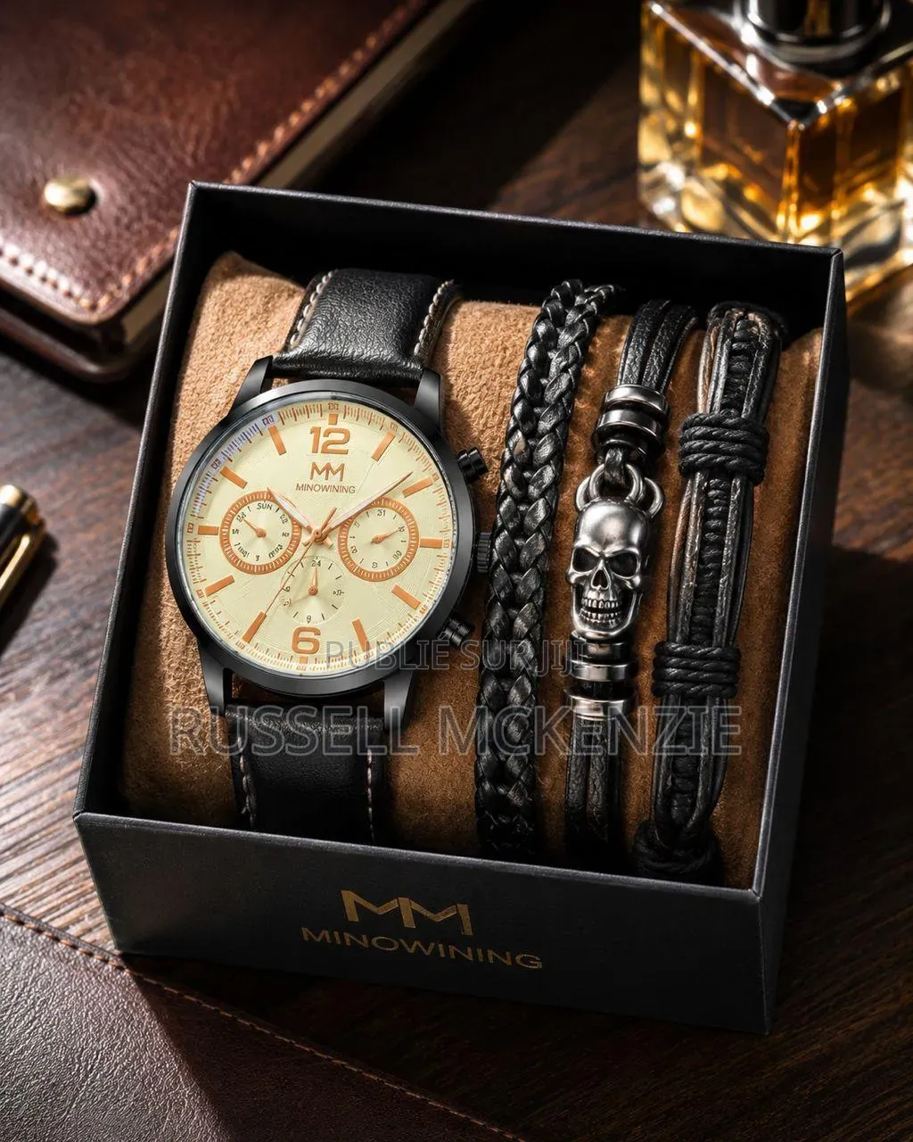 Une Ensemble De Montre Et Ses Bracelets Disponibles À Des Prix Abordab