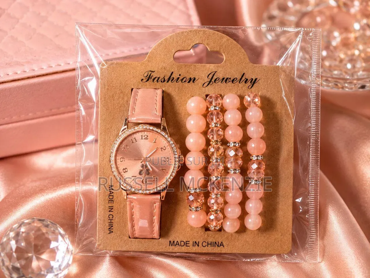 Une Ensemble De Montre Et Ses Bracelets Disponibles À Des Prix Abordab