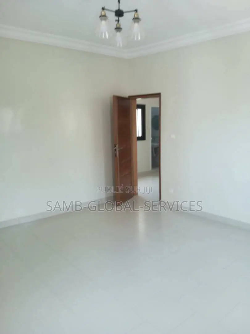 3chbre Appartement dans Yoff à Louer