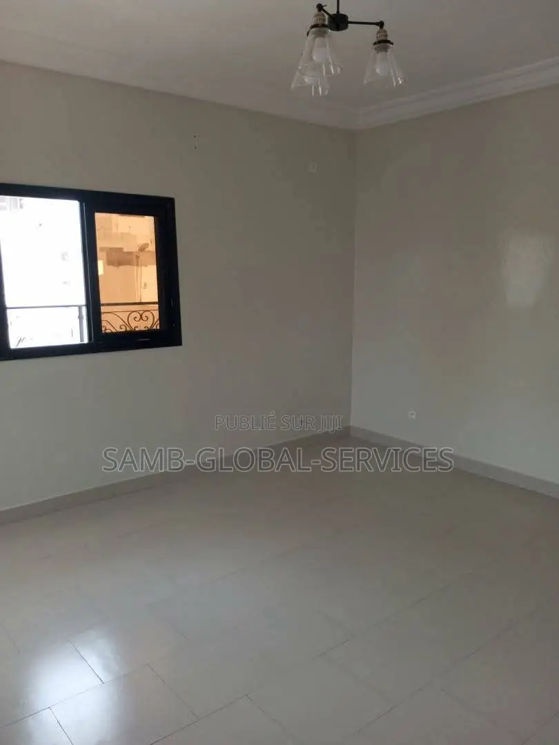 3chbre Appartement dans Yoff à Louer