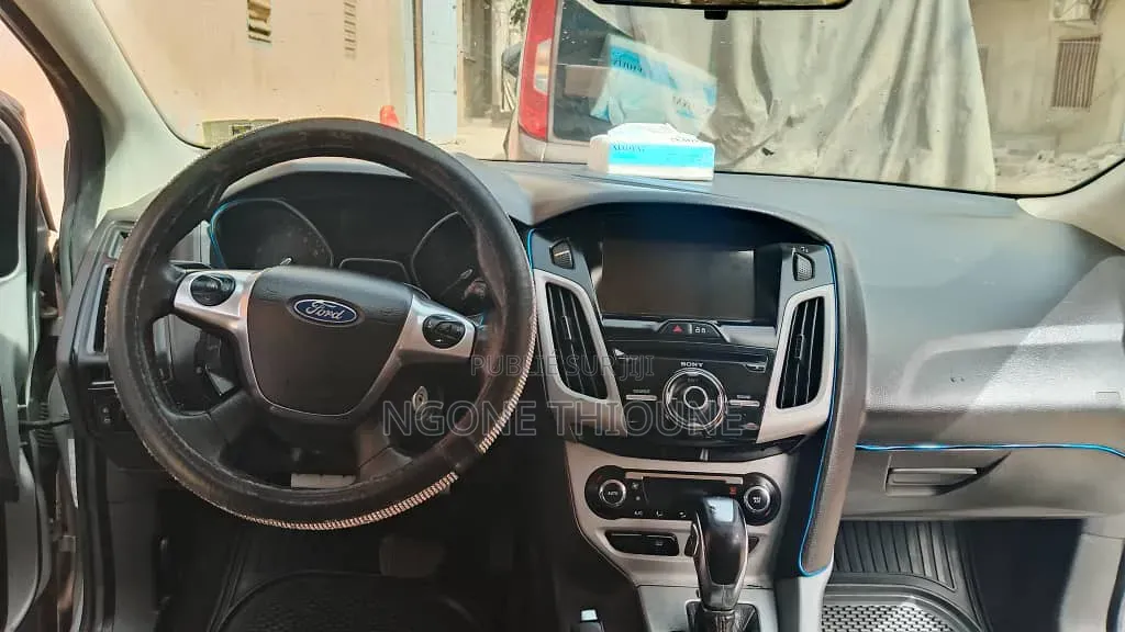 Ford Focus Titanium 4dr Sedan (2.0L 4cyl 6AM) 2014 Gris