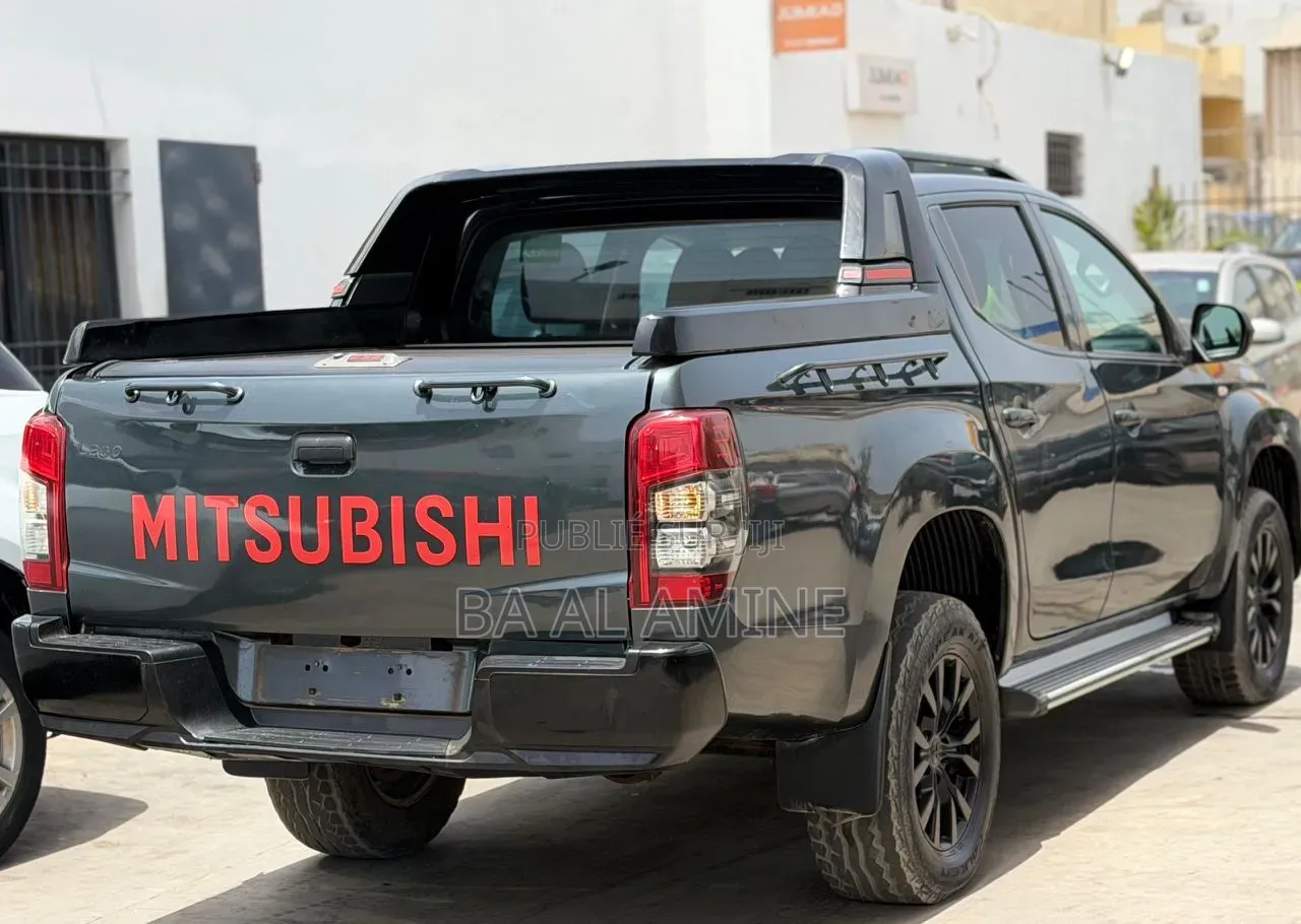 Mitsubishi L200 2022 Gris