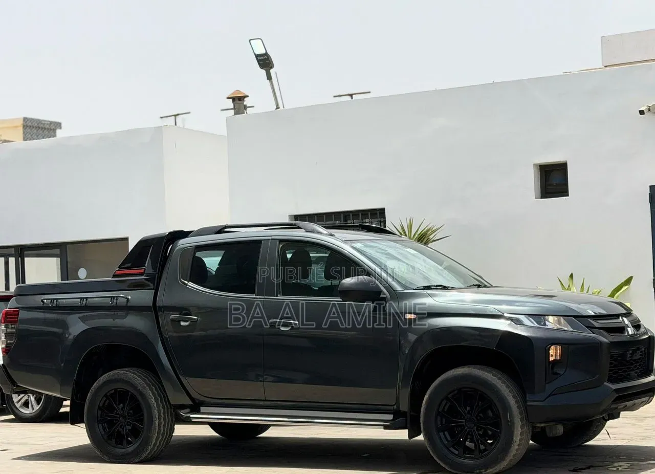 Mitsubishi L200 2022 Gris