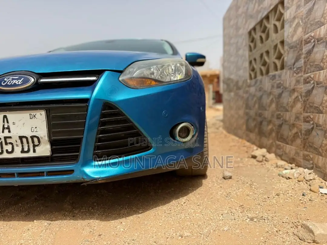 Ford Focus Titanium Sedan FWD (2.0L 4cyl 5M) 2013 Bleu