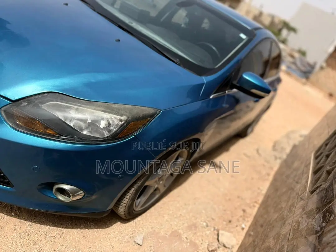 Ford Focus Titanium Sedan FWD (2.0L 4cyl 5M) 2013 Bleu