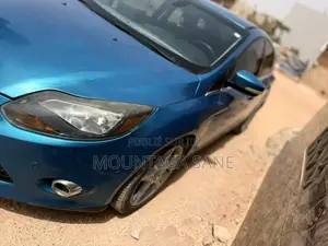 Ford Focus Titanium Sedan FWD (2.0L 4cyl 5M) 2013 Bleu