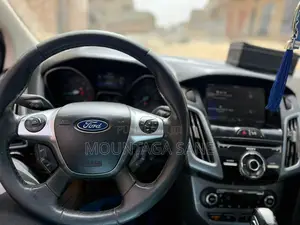 Ford Focus Titanium Sedan FWD (2.0L 4cyl 5M) 2013 Bleu