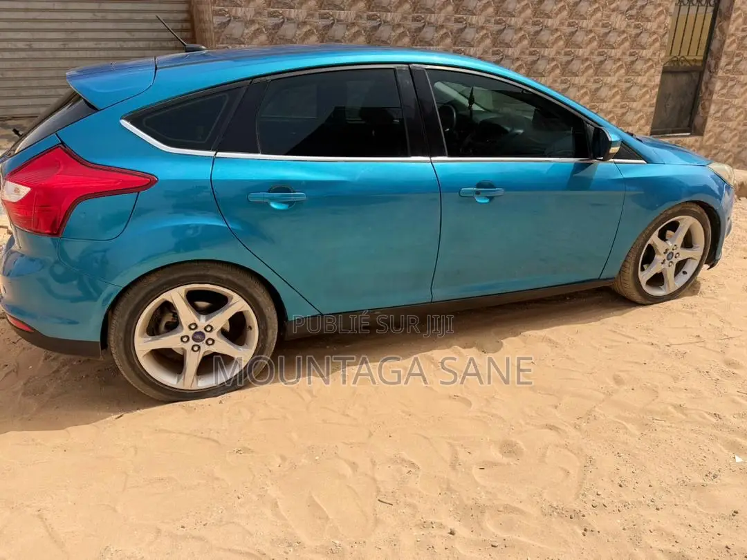 Ford Focus Titanium Sedan FWD (2.0L 4cyl 5M) 2013 Bleu