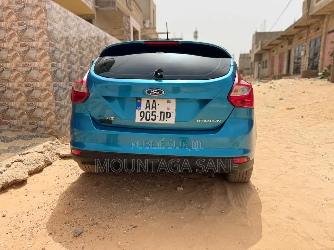 Ford Focus Titanium Sedan FWD (2.0L 4cyl 5M) 2013 Bleu
