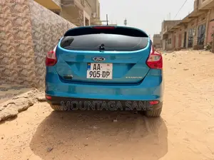 Ford Focus Titanium Sedan FWD (2.0L 4cyl 5M) 2013 Bleu