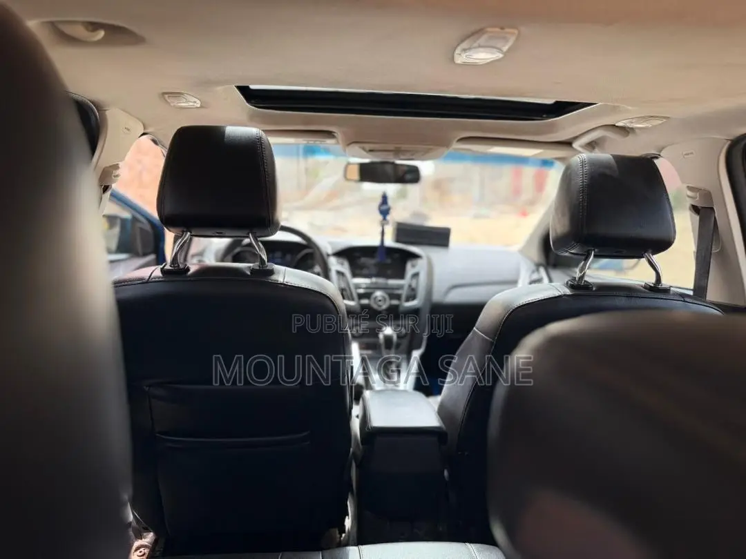 Ford Focus Titanium Sedan FWD (2.0L 4cyl 5M) 2013 Bleu