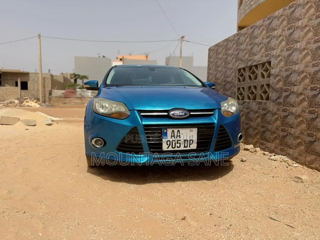 Ford Focus Titanium Sedan FWD (2.0L 4cyl 5M) 2013 Bleu