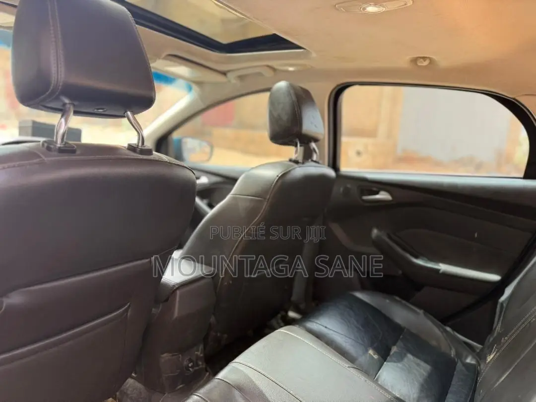 Ford Focus Titanium Sedan FWD (2.0L 4cyl 5M) 2013 Bleu