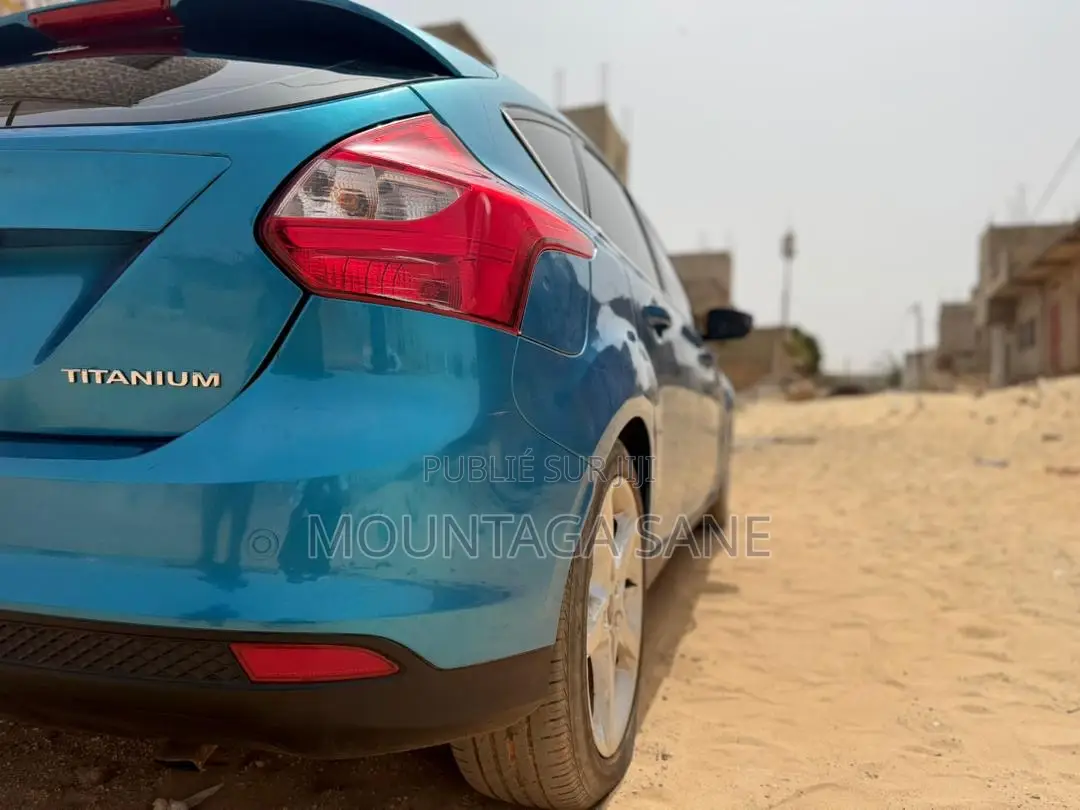 Ford Focus Titanium Sedan FWD (2.0L 4cyl 5M) 2013 Bleu