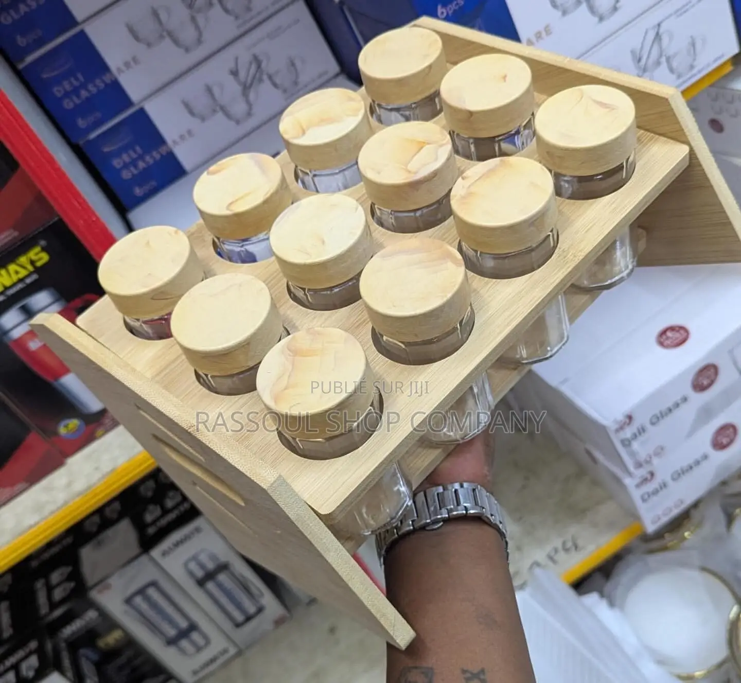 Pot Epice 12 Pièces Avec Support en Bois Prix:5000f Contact