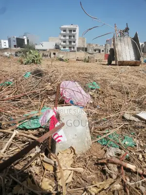 Terrain Tf De Plus De 4000 Situé À Ouest Foire Et Entièrement Clôturé