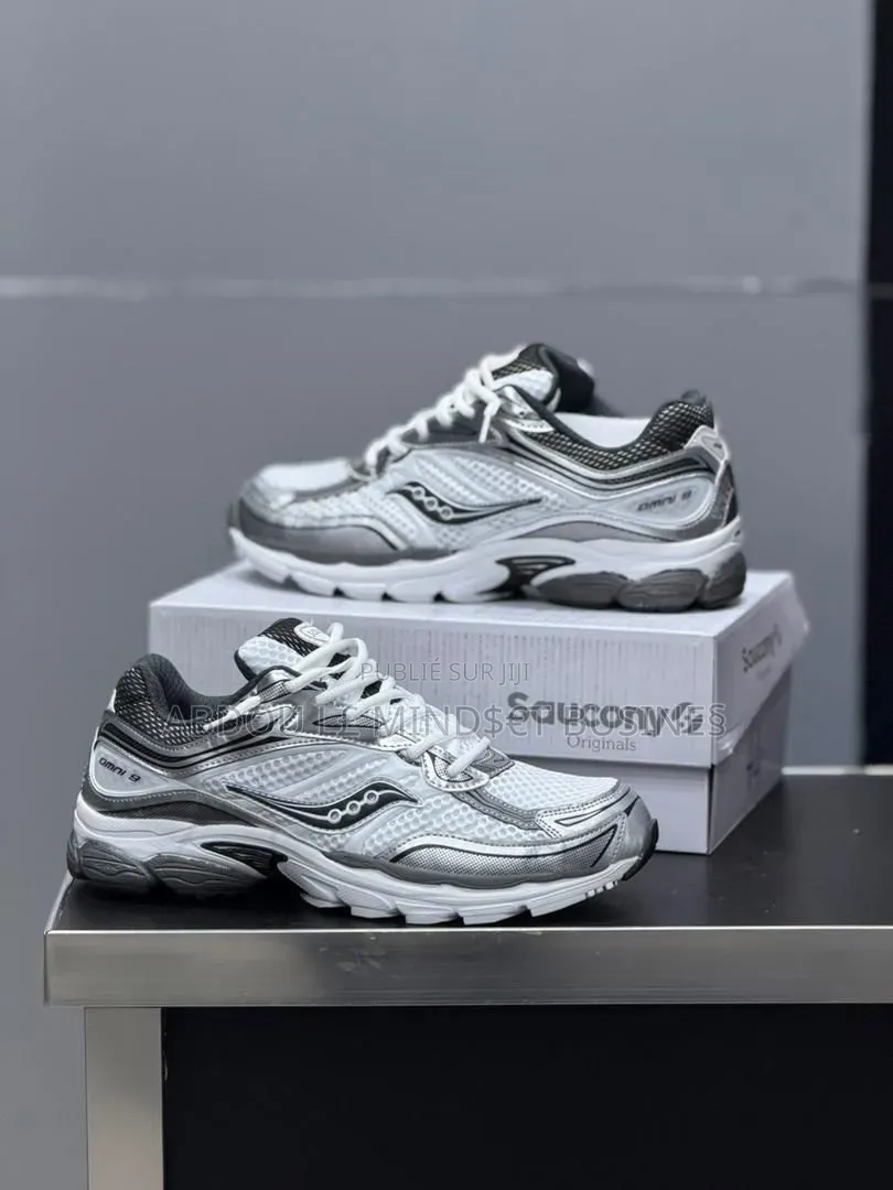 Saucony Omni 9 Couleur Noir Et Blanc Disponible