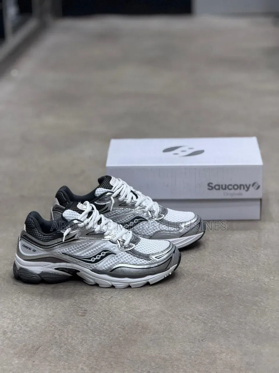 Saucony Omni 9 Couleur Noir Et Blanc Disponible